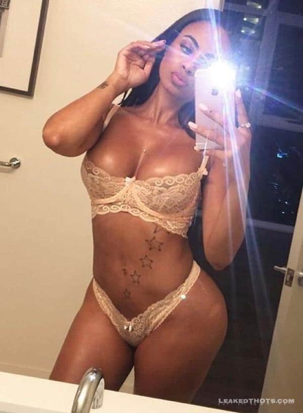 Analicia Chaves braless