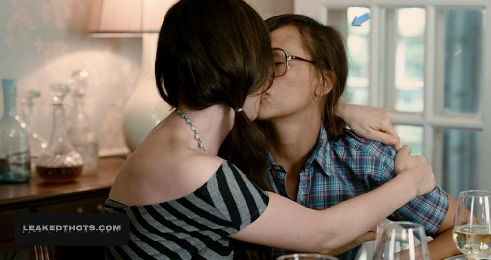 Rashida Jones lesbian kiss Our Idiot Brother